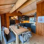 Log With Modern Style Near Vardefjell 度假居